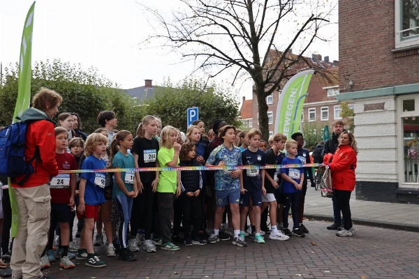Schoenen aan of niet? Kinderen Mini Marathon doen alles voor finish.