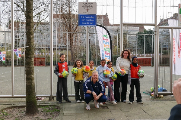Meiden aan de bal: voorrang op het pleintje